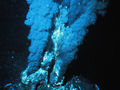 „Czarny komin” to miejsce wypływu wód hydrotermalnych w dnie oceanu, bogatych w siarczki, ołów, kobalt, cynk, miedź i srebro. Fot. P. Rona, NOAA, źródło: http://commons.wikimedia.org/wiki/File:Blacksmoker_in_Atlantic_Ocean.jpg, dostęp: 17.02.15